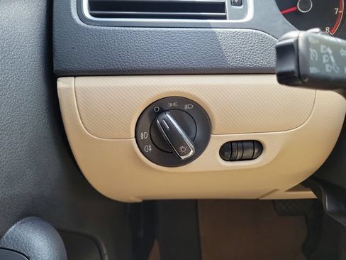 Used 2011 Volkswagen Jetta SE FWD image 21