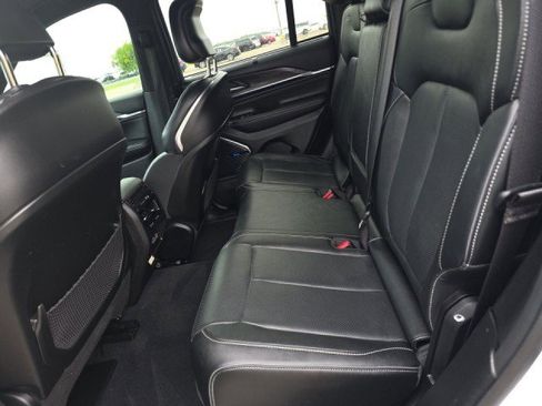 Used 2023 Jeep Grand Cherokee Overland w/ Luxury Tech Group IV AWD/4WD image 9