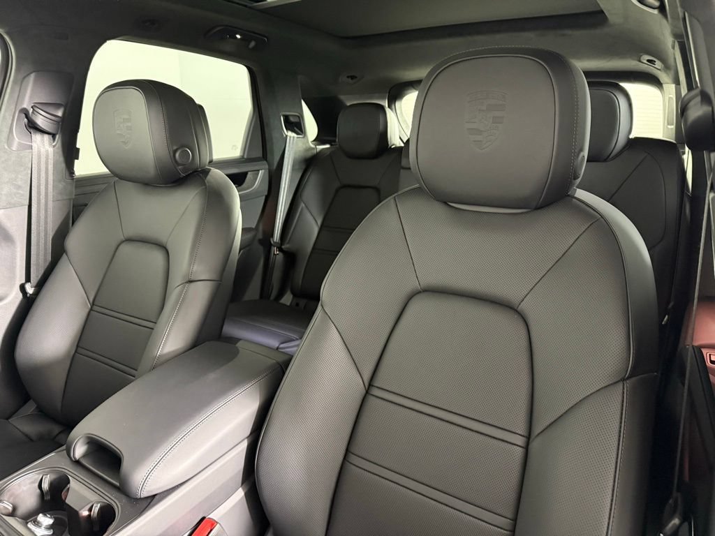 Certified 2026 Porsche Cayenne Turbo AWD/4WD image 5
