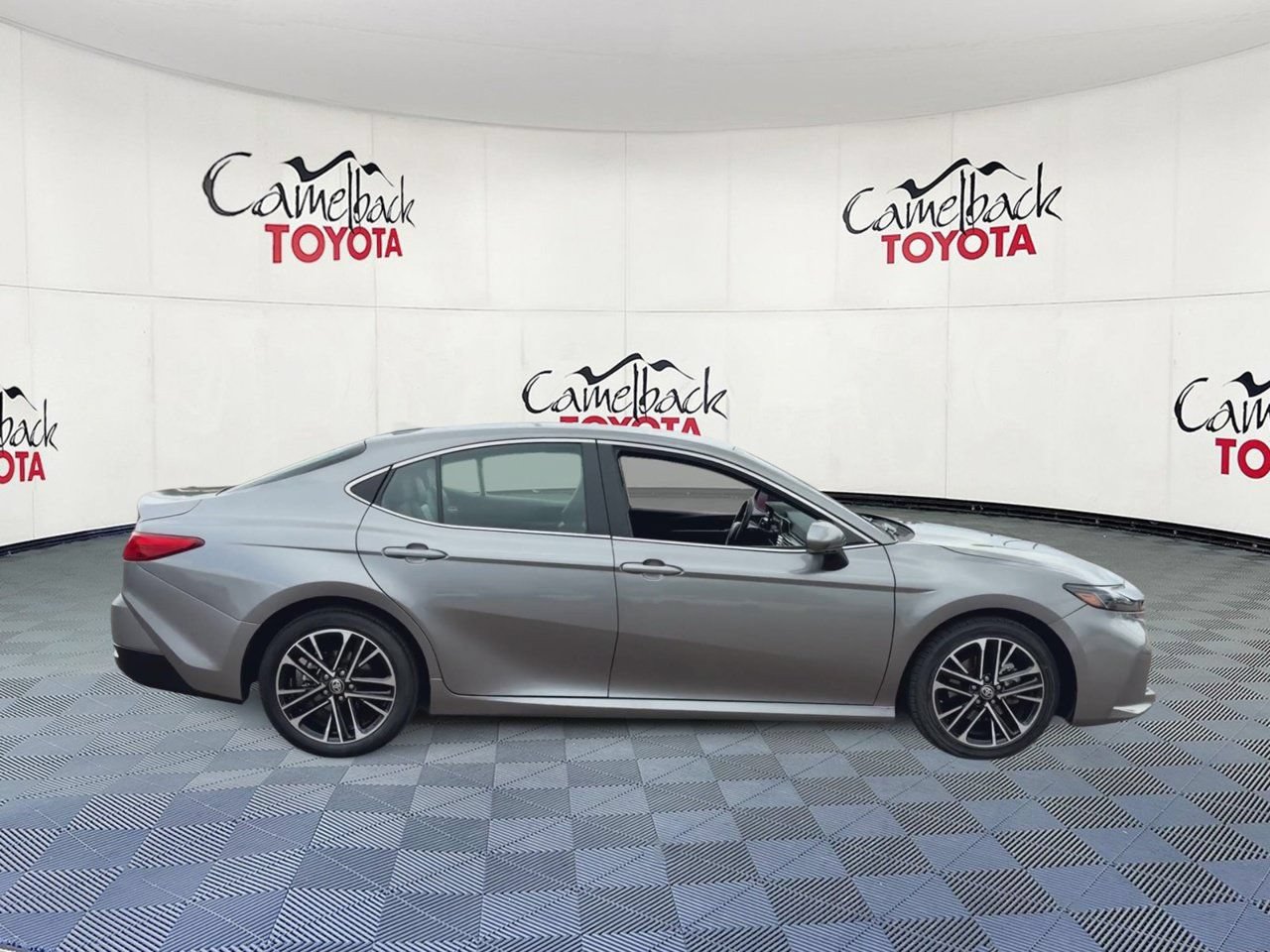 Used 2025 Toyota Camry XLE FWD image 4