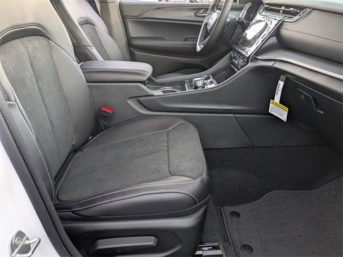 New 2025 Jeep Grand Cherokee Altitude image 30