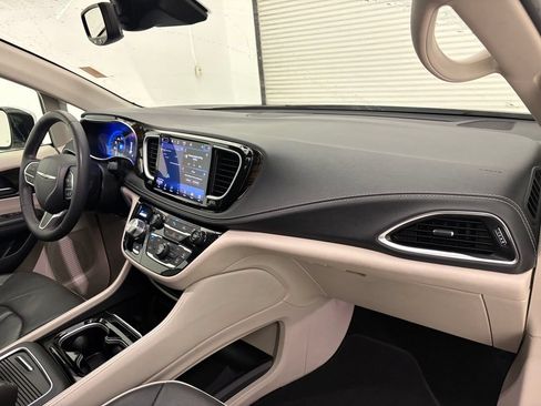 Used 2023 Chrysler Pacifica Limited FWD image 39