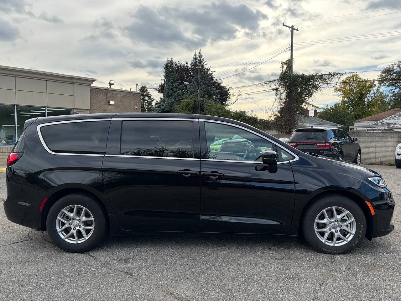 Used 2026 Chrysler Pacifica Select FWD image 4