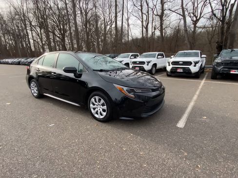 Used 2023 Toyota Corolla LE image 3