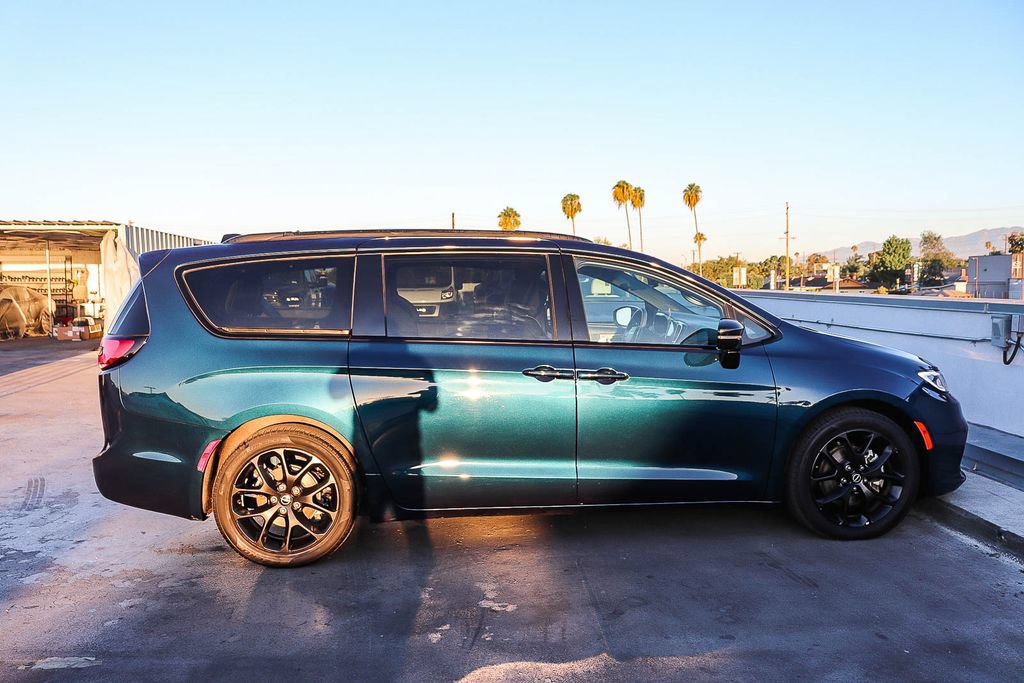 Used 2025 Chrysler Pacifica Limited FWD image 13