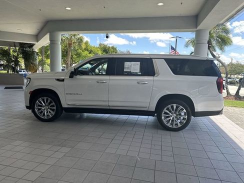 Used 2022 GMC Yukon XL Denali w/ Advanced Technology Package AWD/4WD image 17