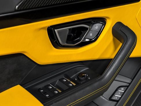 Used 2022 Lamborghini Urus AWD/4WD image 10