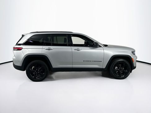 Used 2023 Jeep Grand Cherokee Altitude AWD/4WD image 4