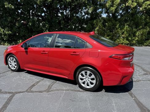 Used 2020 Toyota Corolla LE w/ Carpet Mat Package (TMS) FWD image 3