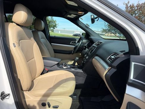 Used 2017 Ford Explorer XLT w/ Equipment Group 202A AWD/4WD image 25