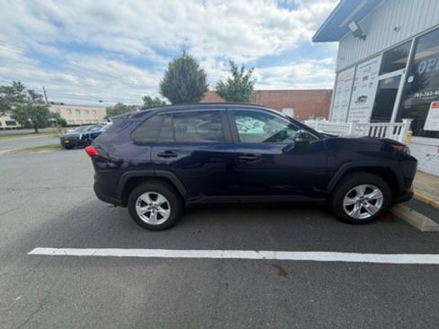 Used 2021 Toyota RAV4 XLE w/ Convenience Package FWD image 8