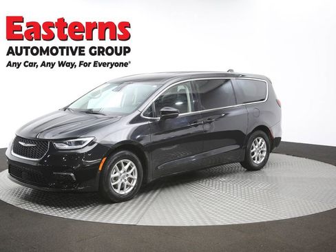Used 2023 Chrysler Pacifica Touring-L FWD image 58