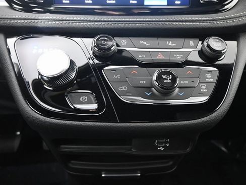 New 2026 Chrysler Pacifica Select image 30