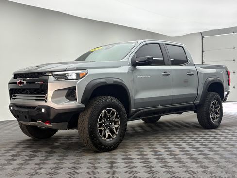 Used 2025 Chevrolet Colorado ZR2 w/ Technology Package AWD/4WD image 2