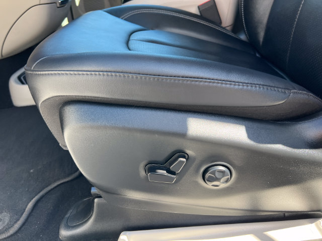 Used 2024 Chrysler Pacifica Touring-L AWD/4WD image 12