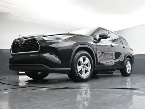 Used 2021 Toyota Highlander L image 37