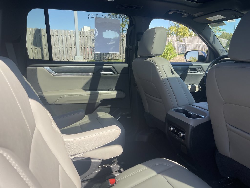 Used 2026 GMC Acadia Elevation w/ Elevation Premium Package FWD image 41