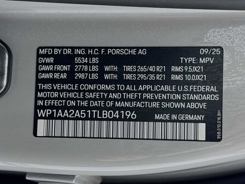 Certified 2026 Porsche Macan AWD/4WD image 33