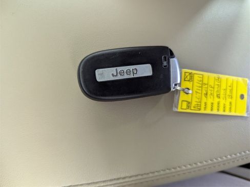 Used 2019 Jeep Grand Cherokee Laredo image 26