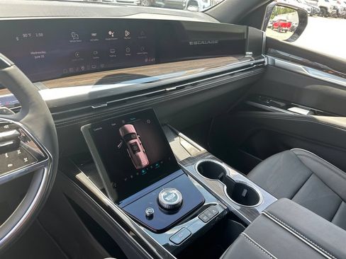Certified 2026 Cadillac Escalade Luxury w/ LPO, Radiant Package AWD/4WD image 36