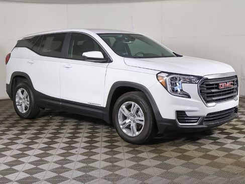 Used 2024 GMC Terrain SLE FWD image 2