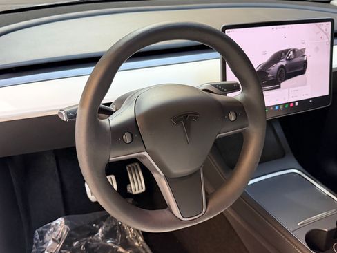 Used 2023 Tesla Model Y Performance AWD/4WD image 16