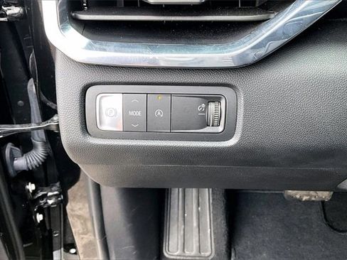 Used 2025 GMC Acadia Elevation image 15