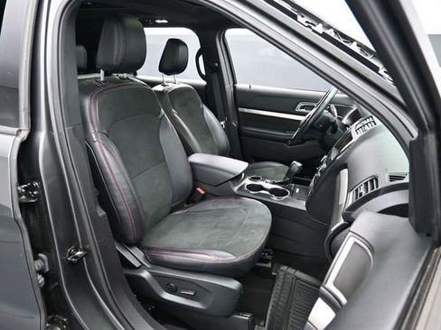 Used 2019 Ford Explorer XLT w/ Equipment Group 202A FWD image 29