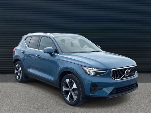 Certified 2025 Volvo XC40 B5 Plus image 3