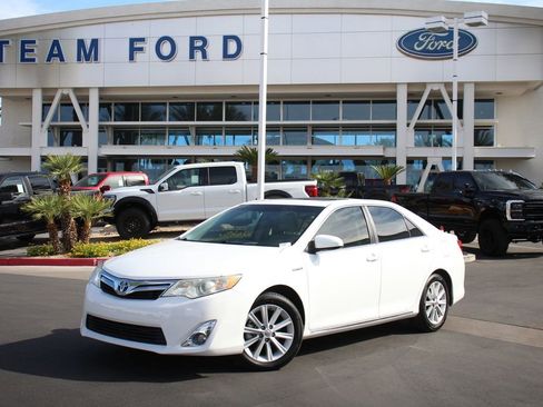 Used 2014 Toyota Camry XLE w/ Leather Package FWD image 2