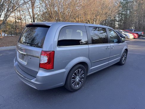 Used 2014 Chrysler Town & Country S image 5