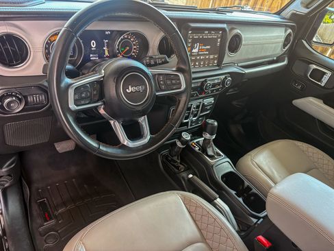 Used 2022 Jeep Wrangler Unlimited Sahara AWD/4WD image 3