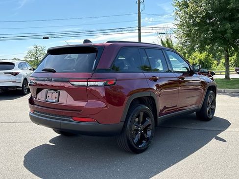 Used 2024 Jeep Grand Cherokee Altitude AWD/4WD image 4