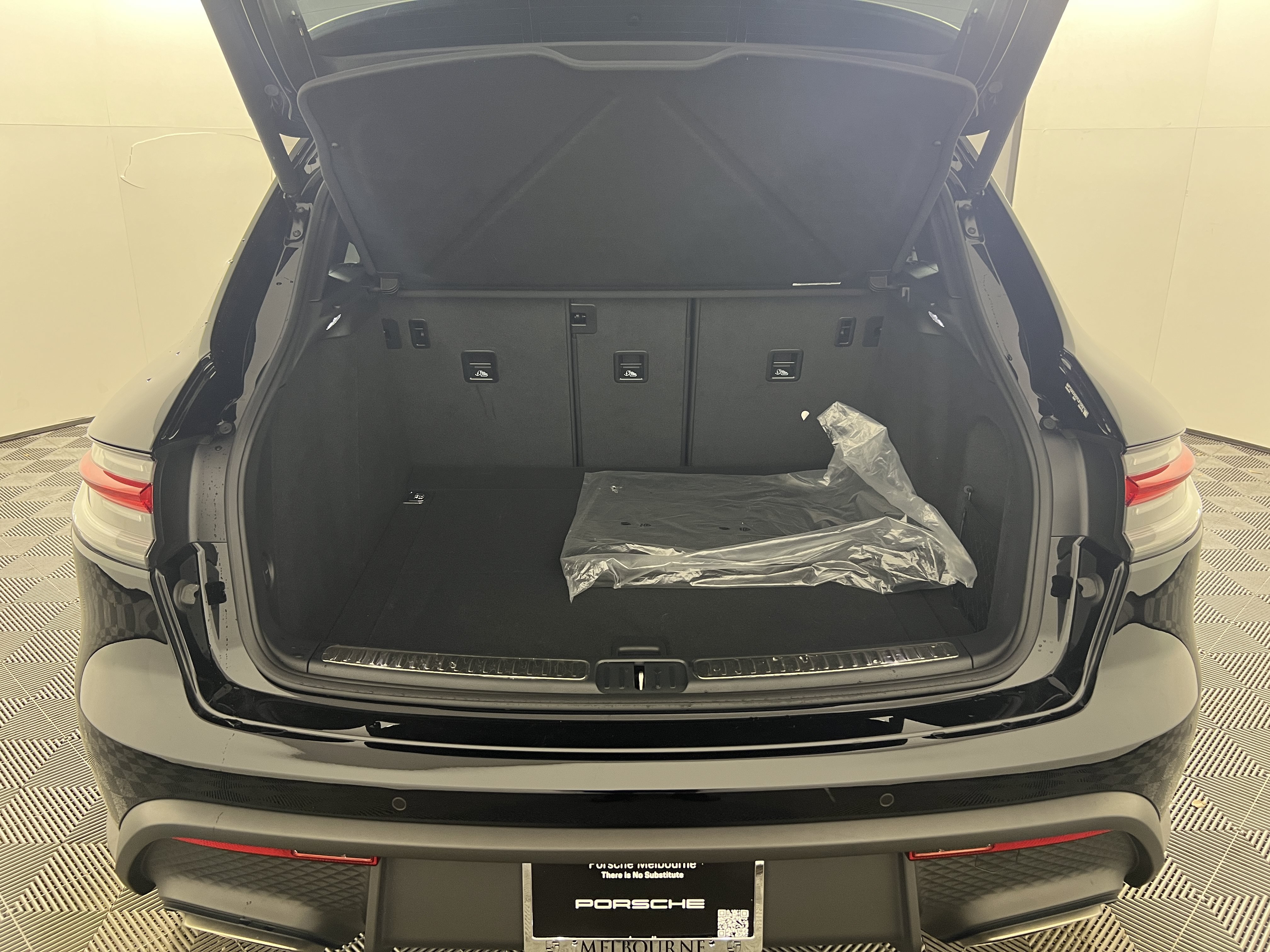 Certified 2026 Porsche Macan AWD/4WD image 21
