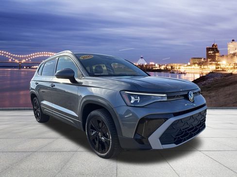 Certified 2025 Volkswagen Taos SE image 4