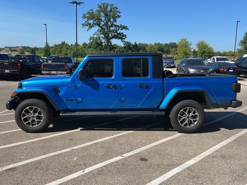 Used 2024 Jeep Gladiator Sport AWD/4WD image 2