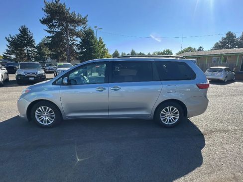 Used 2017 Toyota Sienna XLE FWD image 6