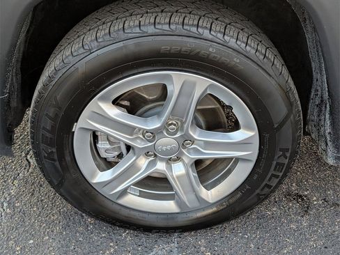 Used 2024 Jeep Compass Latitude image 25