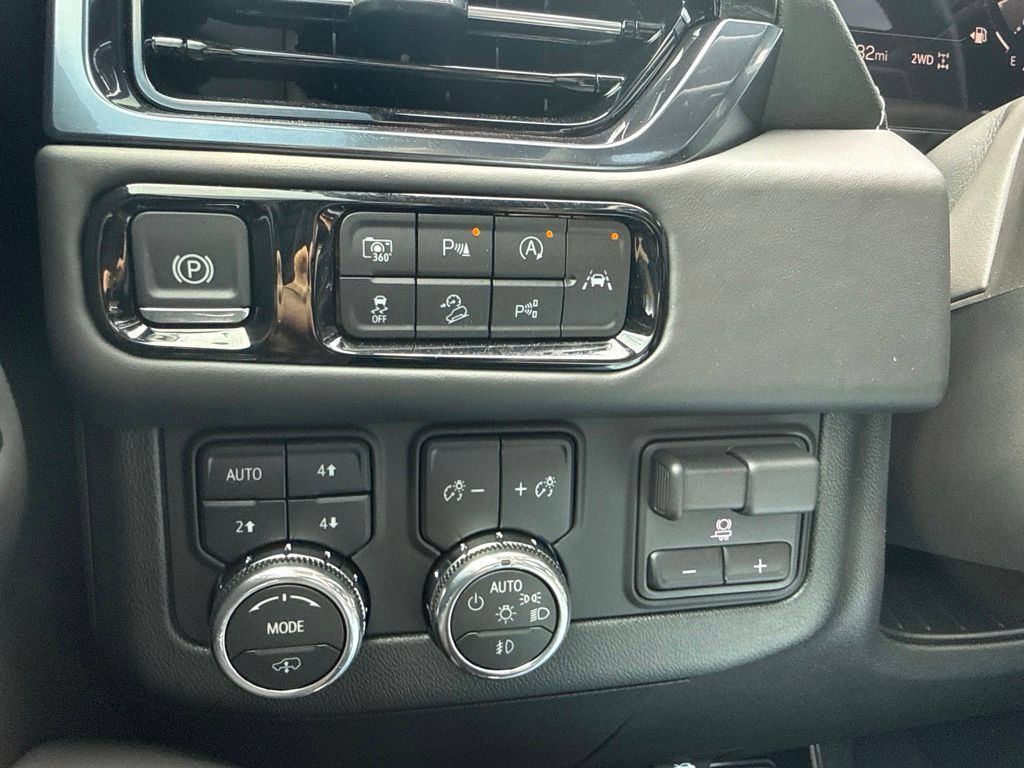 Used 2025 GMC Yukon XL AT4 Ultimate AWD/4WD image 28