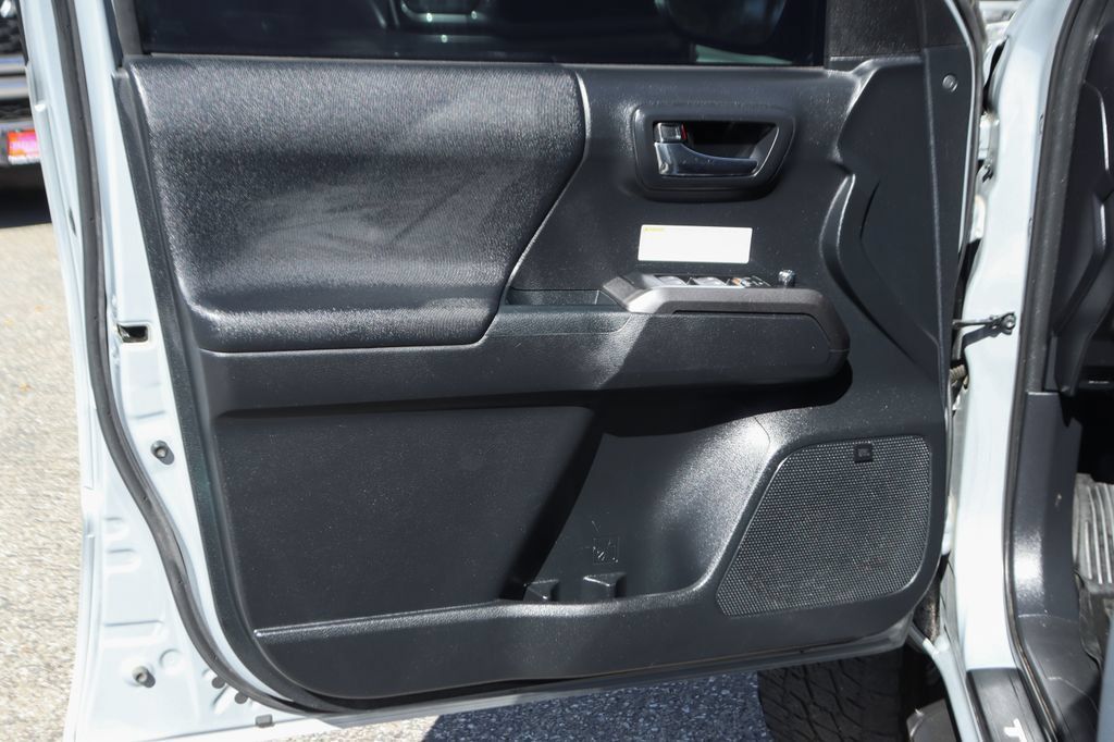 Used 2018 Toyota Tacoma TRD Off-Road AWD/4WD image 15