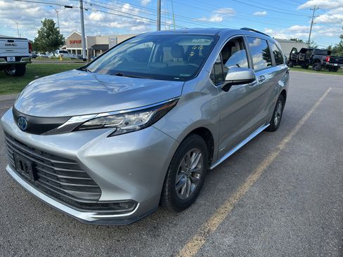 Used 2021 Toyota Sienna LE FWD image 8