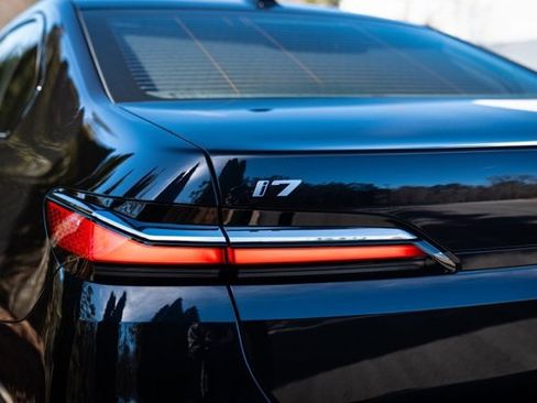 Used 2023 BMW i7 xDrive60 w/ Executive Package 2 image 16