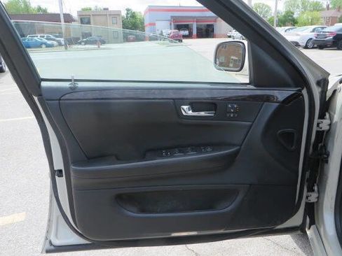 Used 2010 Cadillac DTS Luxury FWD image 6