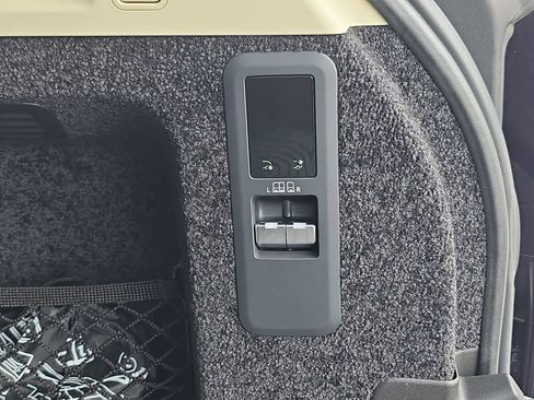 Certified 2025 Land Rover Range Rover SE image 14