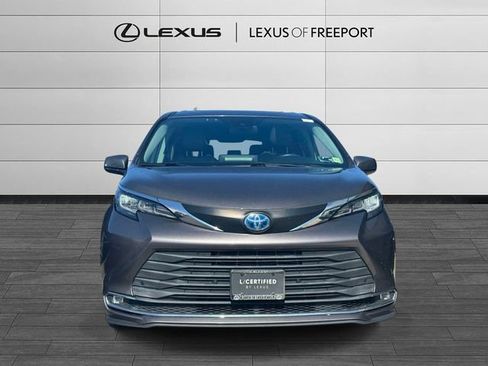 Used 2021 Toyota Sienna XLE FWD image 2