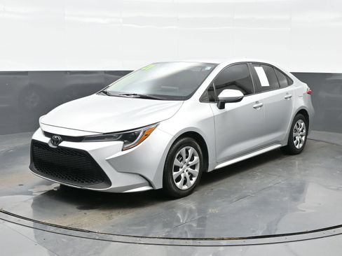Used 2021 Toyota Corolla LE image 2