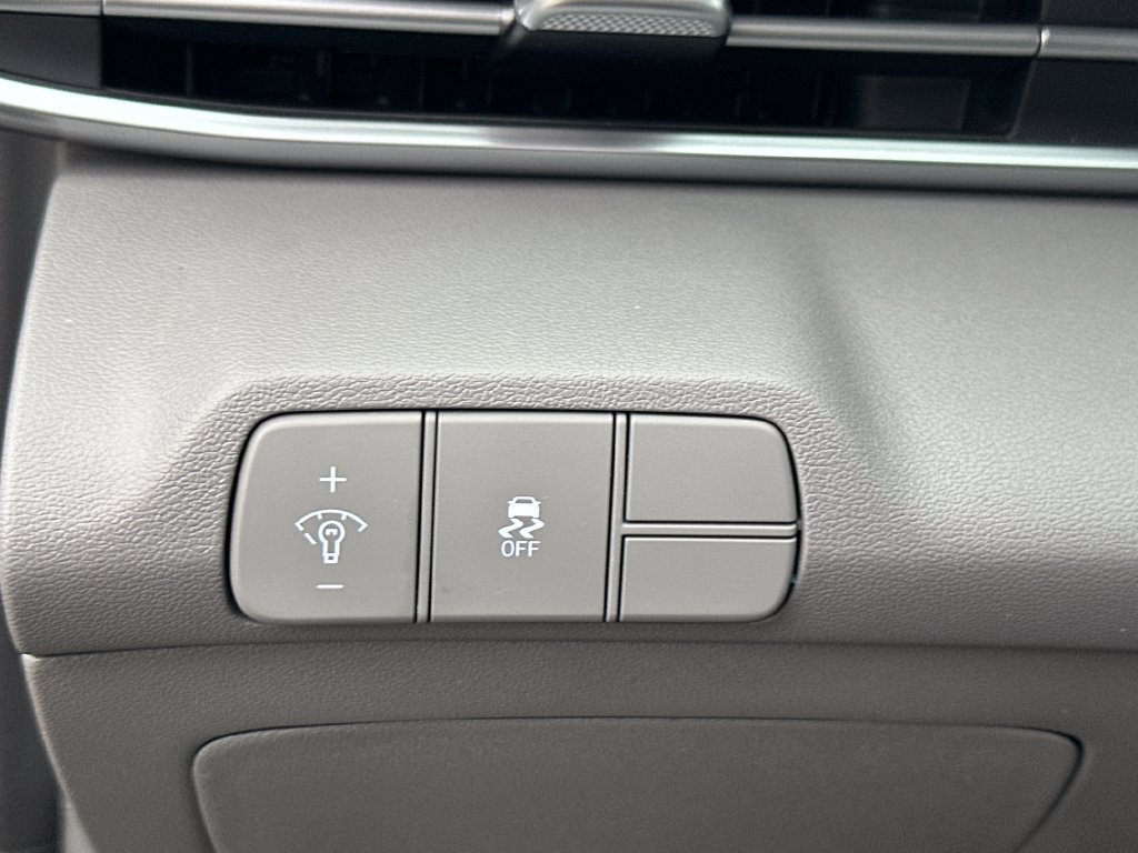 Used 2026 Hyundai Elantra Sport FWD image 17