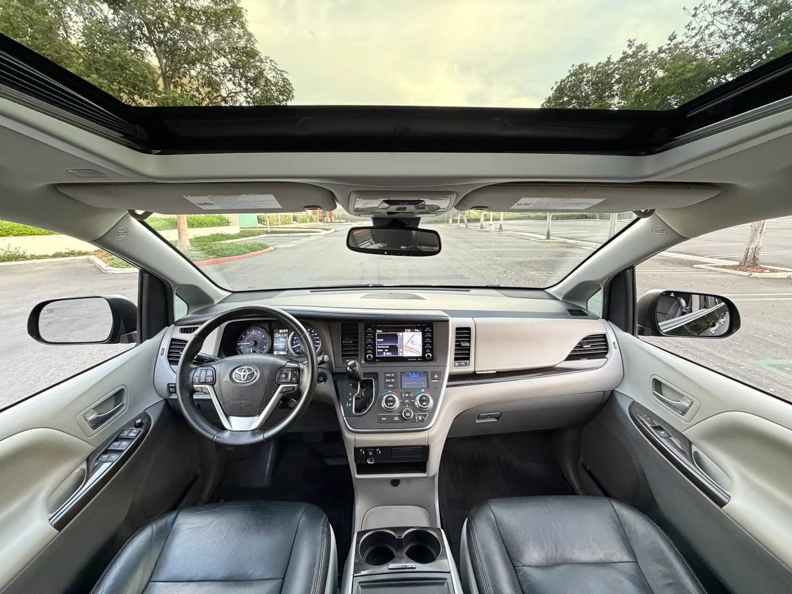 Used 2020 Toyota Sienna XLE w/ XLE Navigation Package FWD image 17