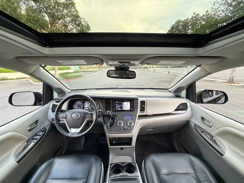 Used 2020 Toyota Sienna XLE w/ XLE Navigation Package FWD image 17