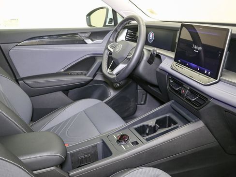 Used 2025 Volkswagen Tiguan SE w/ Panoramic Sunroof Package AWD/4WD image 18
